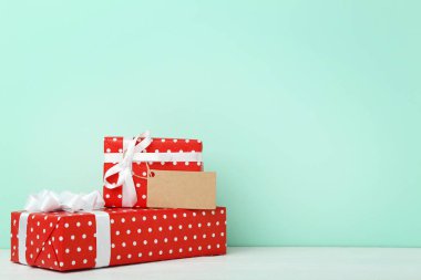 Satılık etiketi ile kurdele ile hediye kutuları 