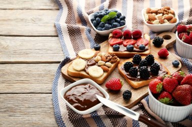 Tost ekmeği çilek ile 