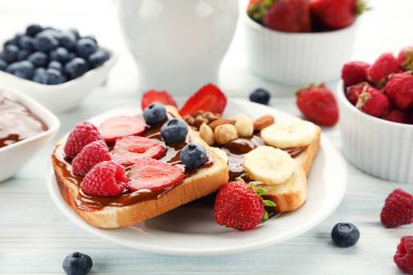 Çilek plaka ile tost ekmeği