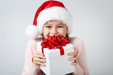 Eller hediye kutusu gri adam üzerinde tutan genç güzel kız