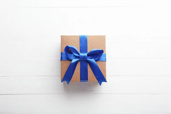 Коричневая коробка подарков с лентой — стоковое фото