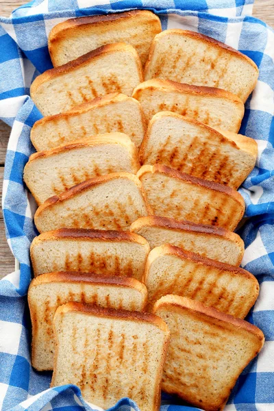 Pane tostato con tovagliolo blu — Foto Stock