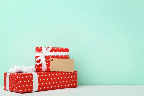 Κουτιά δώρου με κορδέλα με πώληση tag — Φωτογραφία Αρχείου