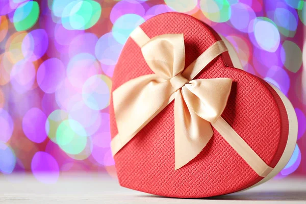 Caja regalo corazón con cinta — Foto de Stock