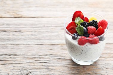 Chia pudingi çilek ile