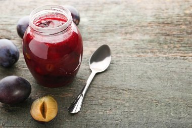 Cam kavanozda erik reçeli 