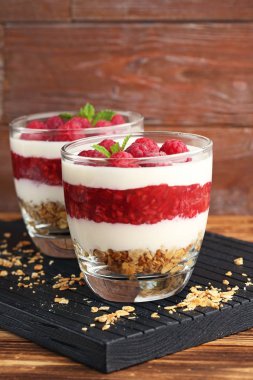 Ahududu ve granola ile tatlı 