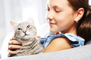 Kız holding Gri kedi