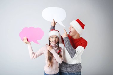 Genç erkek ve kız santa şapkalar