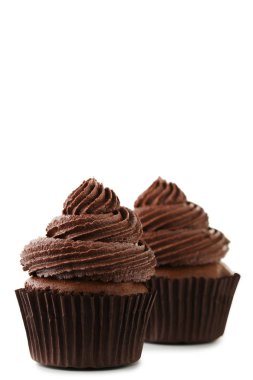 Beyaz arka planda izole edilmiş çikolatalı kekler.