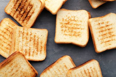 Tost ekmek parçaları