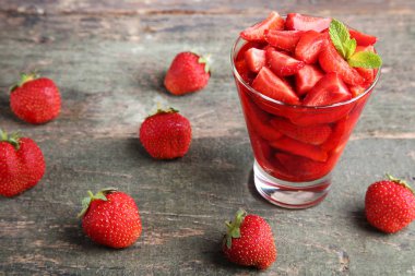 Çilek cam ile jöle 