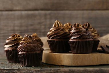 Gri ahşap masa üzerinde lezzetli çikolata cupcakes