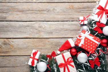 Baubles ile Noel köknar ağacı dalları 