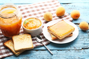 Kase ve cam kavanoza kayısı reçeli 