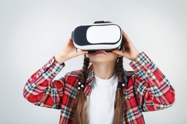 sanal gerçeklik gözlük kız