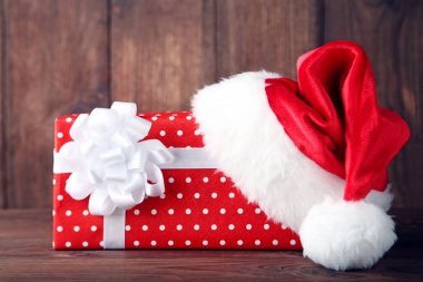 Hediye kutusu ile kırmızı santa şapka 