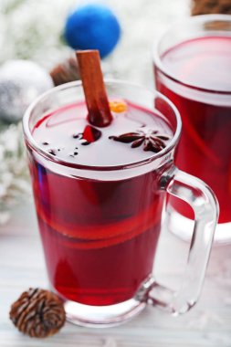 Bardaklarda mulled şarap