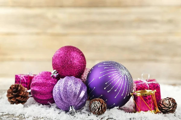 Růžové a fialové vánoční ozdoby — Stock fotografie