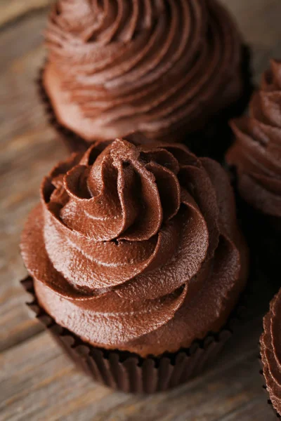 Schokoladen-Cupcakes auf grauem Holztisch — Stockfoto