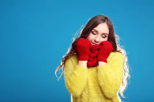 Красивая молодая девушка в желтом свитере, красных перчатках и шарфе — стоковое фото