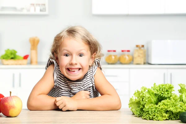 Gadis kecil duduk di dapur — Stok Foto