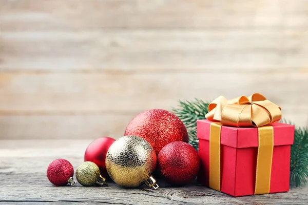 Vánoční ozdoby s dárkový box — Stock fotografie