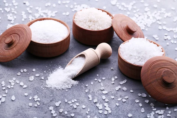 Sól morska biały w scoop i miski — Zdjęcie stockowe