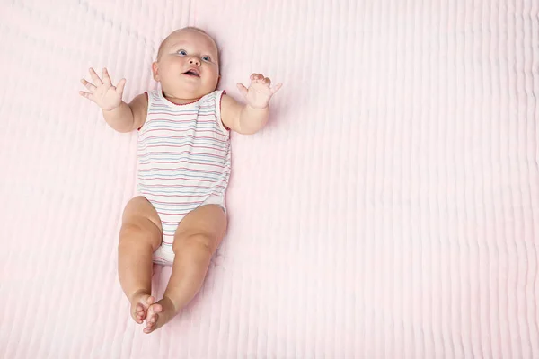 Lilla nyfödda bebis liggandes på sängen — Stockfoto