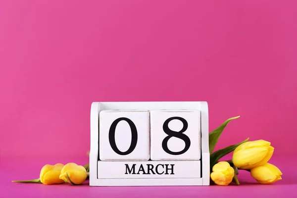带立方体日历的郁金香 — 图库照片