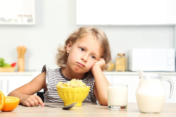 Gadis kecil makan cornflakes dengan susu — Stok Foto