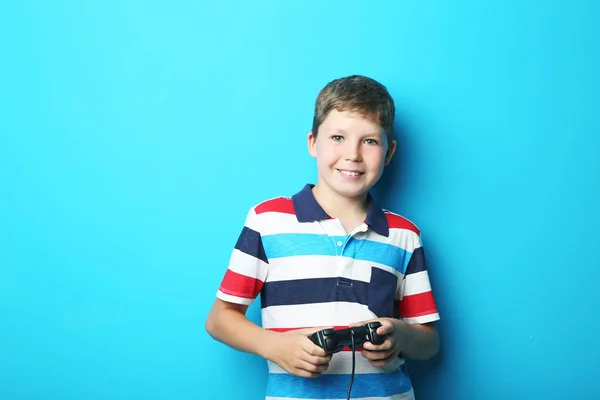 Ritratto di giovane ragazzo su sfondo blu — Foto Stock