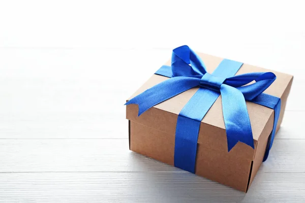 Brown gift box with ribbon — Stock Photo, Image