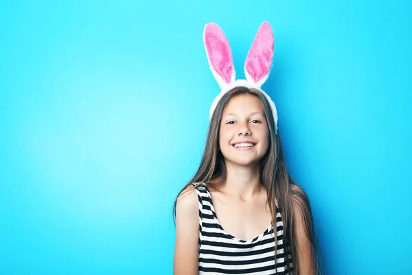 Retrato de hermosa chica con orejas de conejo sobre fondo azul —  Fotos de Stock