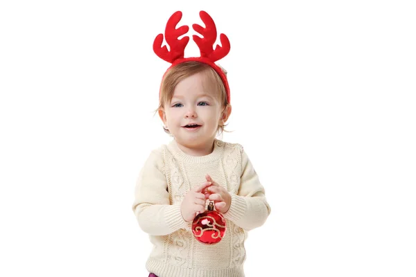 Menina em chifres de Natal com bugigangas no fundo branco — Fotografia de Stock