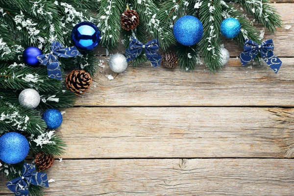 Fir-tree takken met kerstballen — Stockfoto