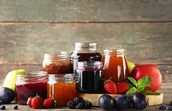 Gläser mit verschiedenen Arten von Marmelade — Stockfoto