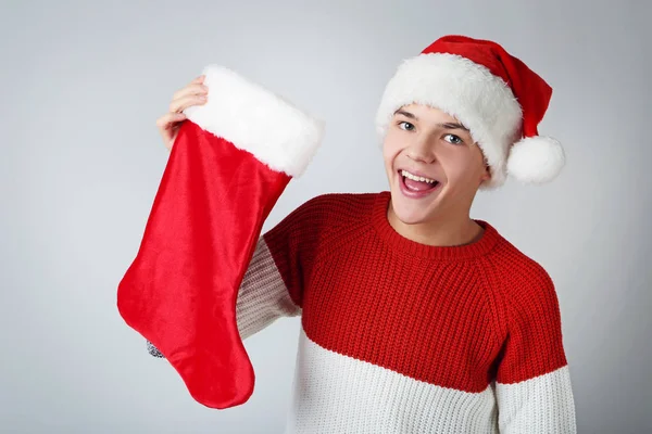 Menino segurando meias de Natal — Fotografia de Stock