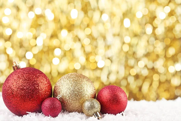Natal dourado e vermelho bugigangas — Fotografia de Stock