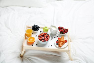 yatakta lezzetli kahvaltı