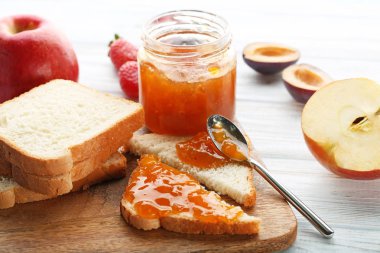 Kayısı reçelli ekmek 