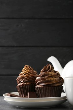 Ahşap masa üzerinde plaka çikolata cupcakes