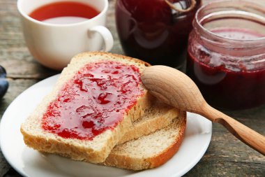 Erik reçeli ile ekmek 