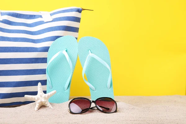 Pareja Chanclas Con Gafas Sol Estrellas Mar Playa —  Fotos de Stock