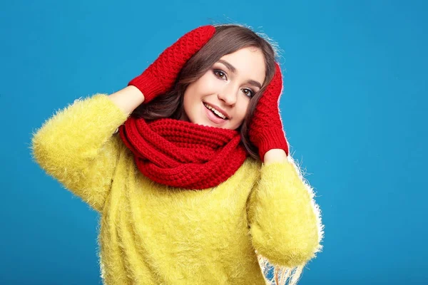 Hermosa joven en suéter amarillo, guantes rojos y bufanda en —  Fotos de Stock