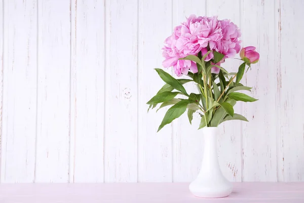 Ramo Flores Peonía Jarrón Sobre Mesa Madera Rosa —  Fotos de Stock