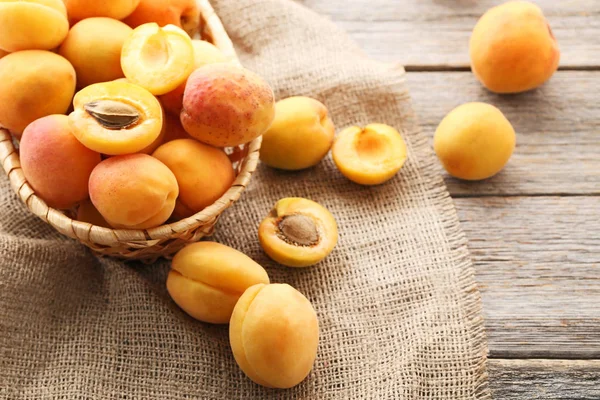 Сладкие спелые абрикосы — стоковое фото