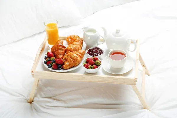 Вкусный завтрак в постель — стоковое фото