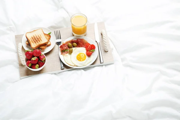 Colazione gustosa a letto — Foto Stock