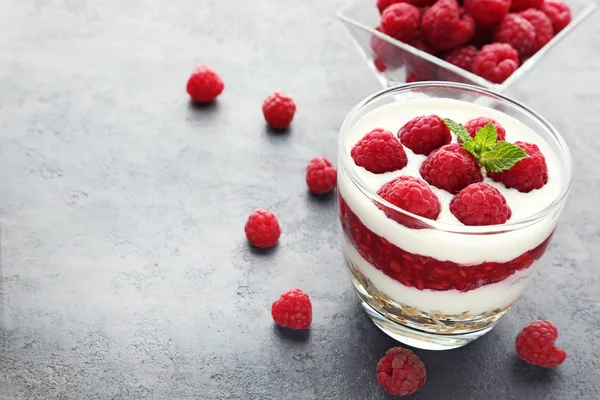 Postre con frambuesas y granola — Foto de Stock